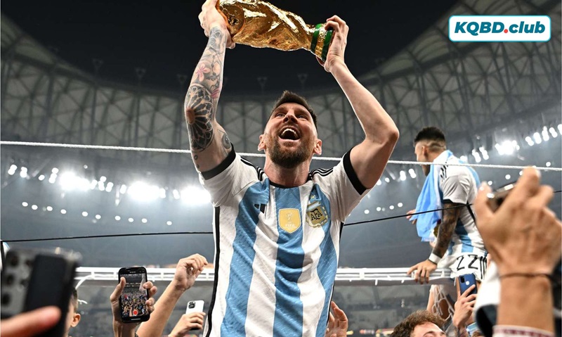 Lionel Messi luôn là tâm điểm của sự chú ý với hàng loạt kỷ lục đạt được