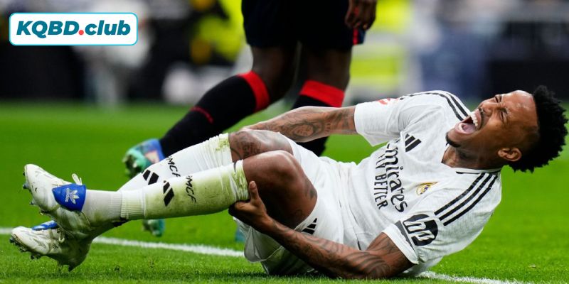 Eder Militao của Real Madrid cũng đã phải nghỉ thi đấu đến hết mùa giải do chấn thương rách gân kheo