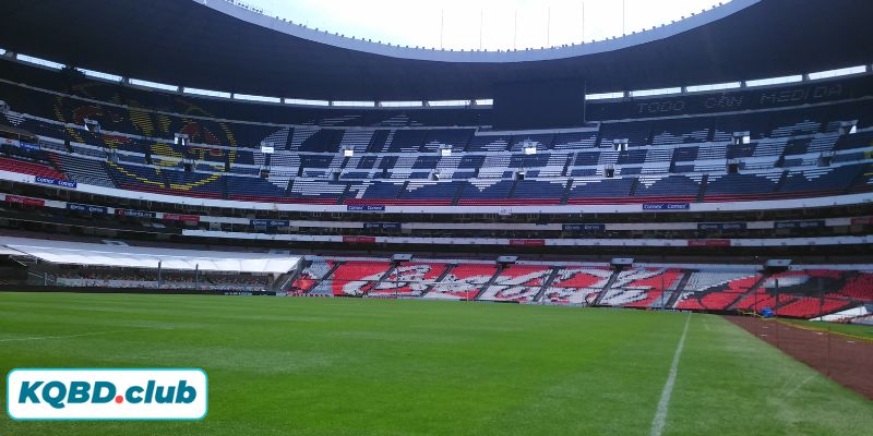 Mặt sân cỏ lai công nghệ cao đang được lắp đặt tại Estadio Azteca để chuẩn bị cho World Cup 2026 Mặt sân cỏ lai công nghệ cao đang được lắp đặt tại Estadio Azteca để chuẩn bị cho World Cup 2026